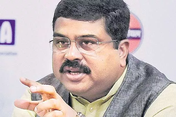 Dharmendra Pradhan says government does not interfere in fuel pricing - Sakshi