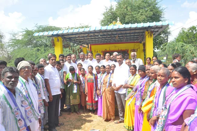 TDP govt failing to provide relief to storm Victims - Sakshi