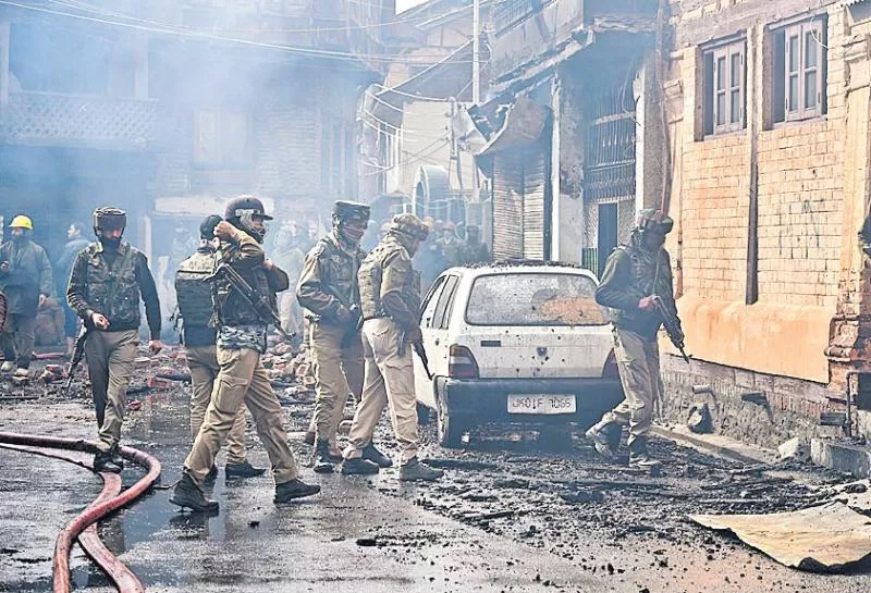 Three terrorists, policeman killed in encounter in Srinagar - Sakshi