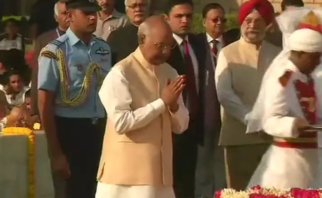 PM Modi And President Ramnath Kovind Pay Homage To Mahatma Gandhi - Sakshi