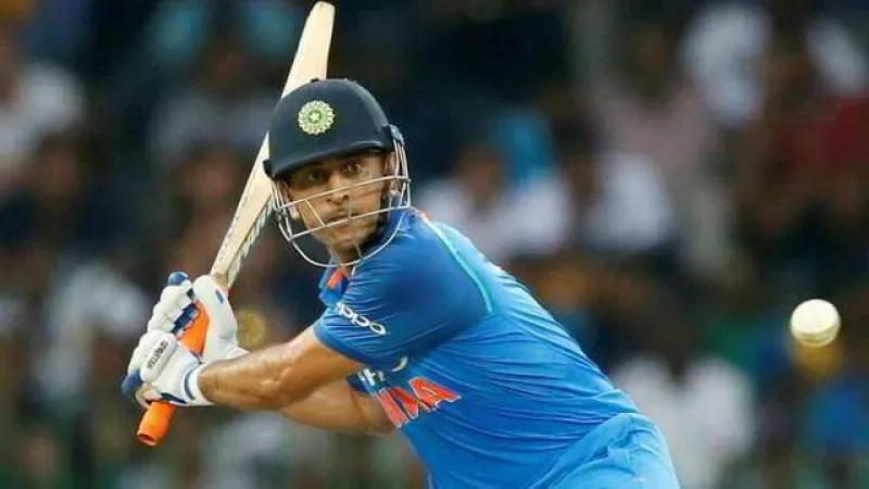 Sanjay Manjrekar wants fans to expect less from MS Dhoni - Sakshi