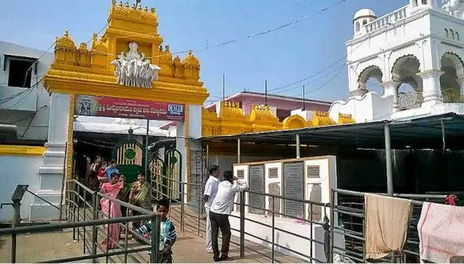 Sun Rays Touches Surya Bhagavan Idol In Arasavalli Temple - Sakshi