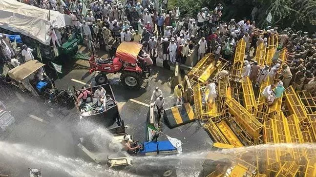 Police Lathicharge Use Tear Gas To Stop Farmers From Entering Delhi - Sakshi