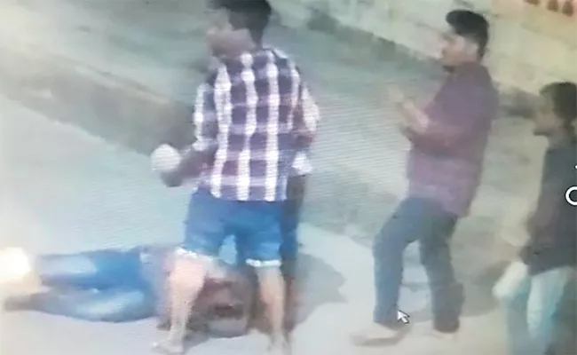 Attempt To Murder on Auto Driver On Road hyderabad - Sakshi