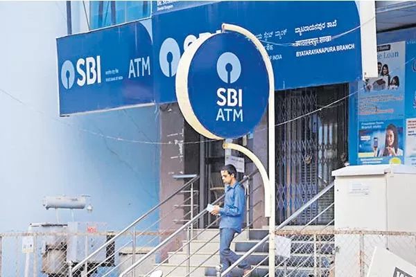 SBI halves daily ATM withdrawal limit to Rs 20000 to curb frauds - Sakshi