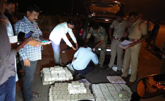 Capture of Rs 10 crore at Maharashtra and Telangana border - Sakshi