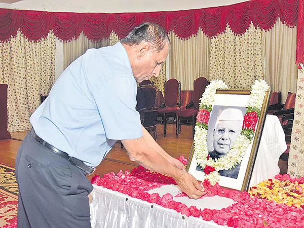 Governor Narasimhan and YS Jagan Condolences to the ND Tiwari death - Sakshi