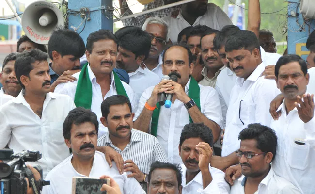 YSRCP Leader Balineni Srinivasa Reddy Protest In Prakasam - Sakshi