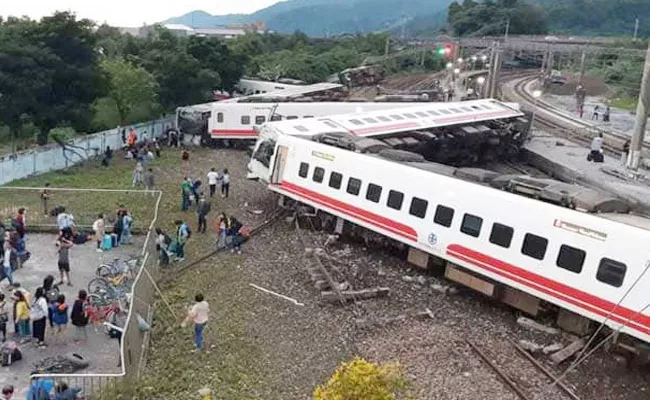 Taiwan Train Derailed 17 Dead - Sakshi