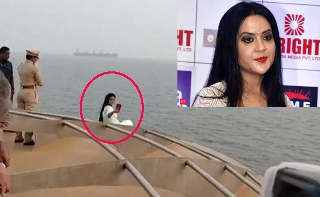 Devendra Fadnavis Wife Apologises For Selfie On Ship - Sakshi