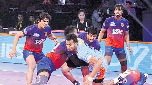 Dabang Delhi beat Bengal Warriors 39-30 in PKL - Sakshi