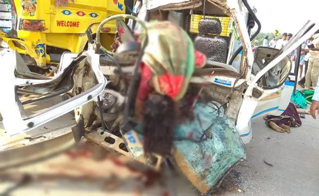 Road Accident Near Kakinada - Sakshi