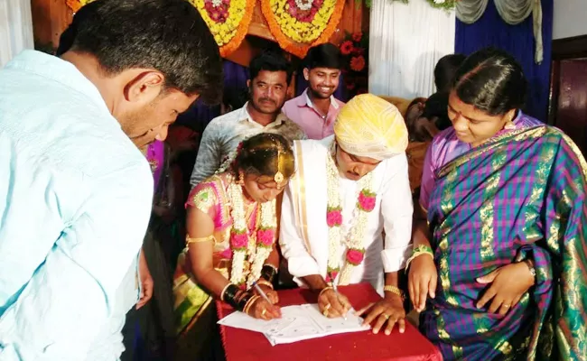 New married Couple Join Eyes Donation Camp In Karnataka - Sakshi