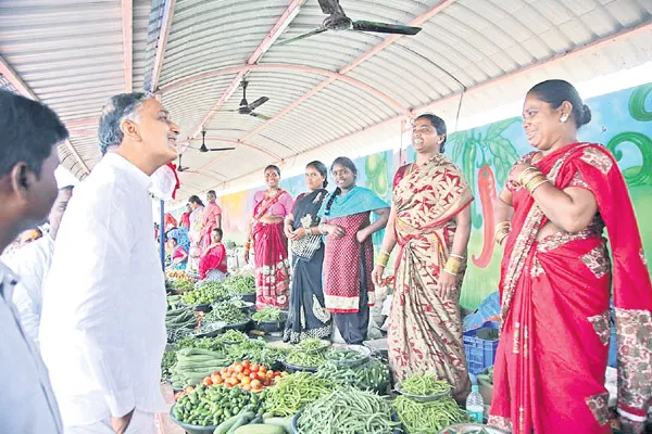 Harish rao visit Vegetable market - Sakshi