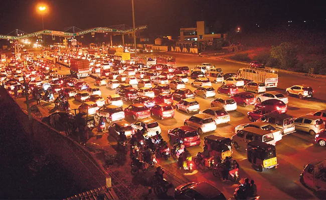 Huge Traffic In Many Place In Telangana For Effect Of dussehra - Sakshi