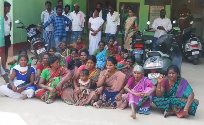 Womens Protest Infront Oh CHC PSR Nellore - Sakshi