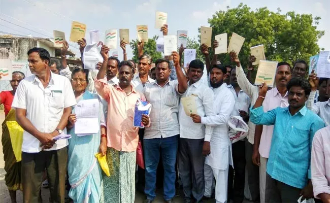 Farmers Protest For Rythu Bandhu Cheques Adilabad - Sakshi