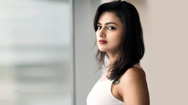 MeToo Movement Shraddha Srinath Attacks Superstars - Sakshi