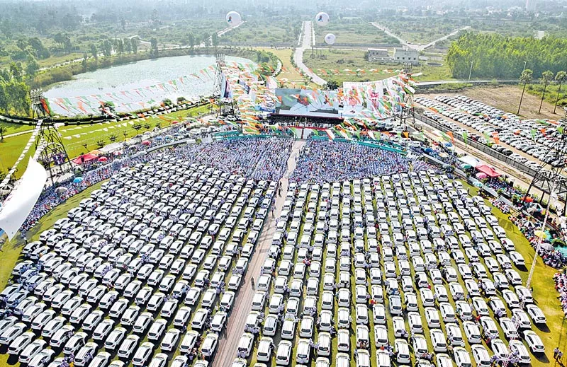 Surat-Based Billionaire Diamond Merchant Gives 600 Cars As Diwali Gifts - Sakshi