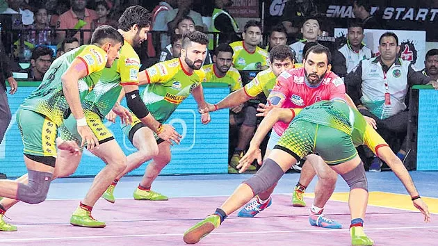 Patna Pirates beat Jaipur Pink Panthers 41-30 - Sakshi