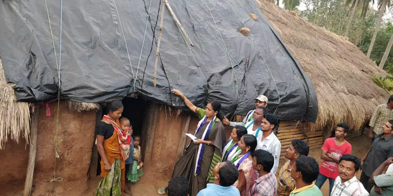 ysrcp mla kalavathi Visit On titli cyclone area - Sakshi