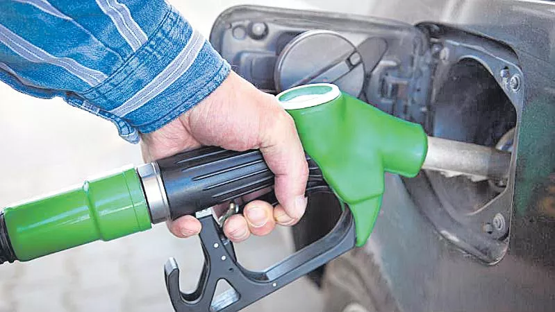 Petrol, diesel price cut for 11th time - Sakshi