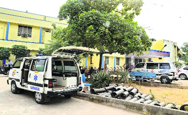 Government Hospital Fraud Ambulance Drivers Karimnagar - Sakshi