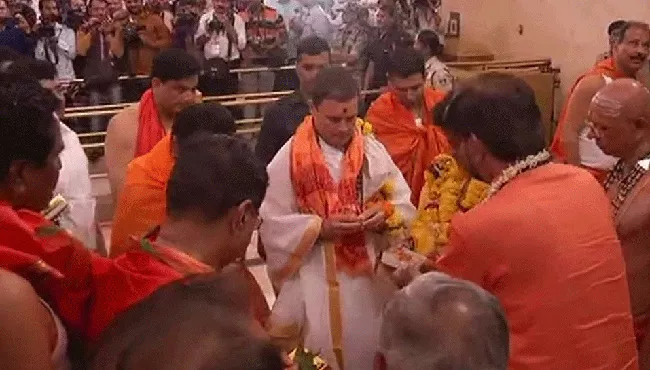 Rahul Gandhi Offers Prayers At Mahakaleshwar Temple - Sakshi