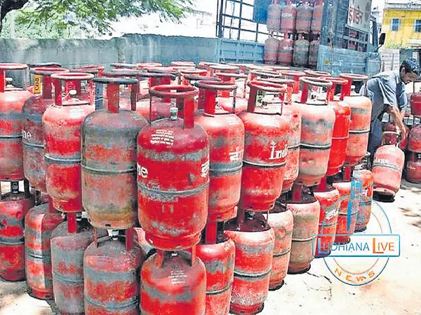 Again increased the price of cooking gas cylinder - Sakshi