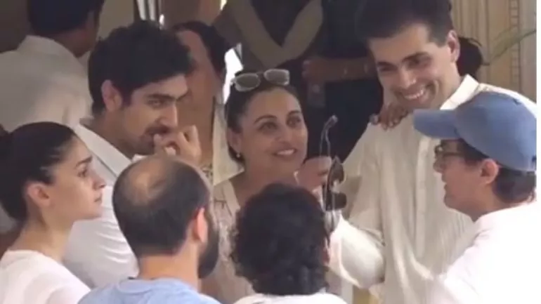 Aamir Khan And Rani Mukerji Savagely Trolled For Laughing At Krishna Raj Kapoor Funeral - Sakshi