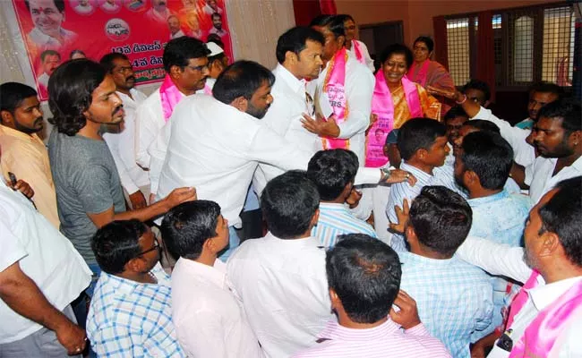 TRS Leaders Altercation In Warangal - Sakshi