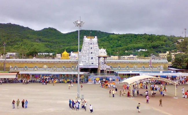 High Drama In Srivari Archaka Nilayam In Tirumala - Sakshi