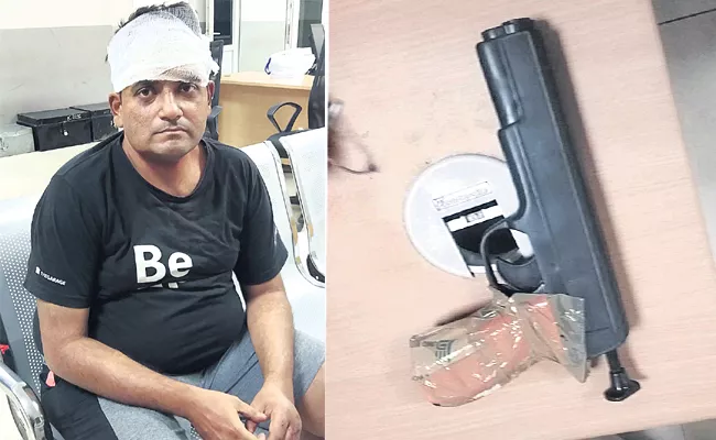 Man Bank Robbery With Toy Gun In Hyderabad - Sakshi