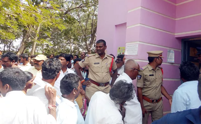 CI Over Action On Grievance Day in PSR Nellore - Sakshi