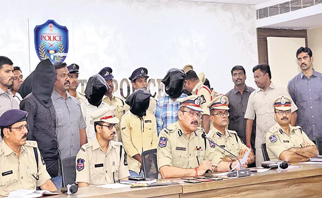 Smart Phones Snatching Gang Arrest In Hyderabad - Sakshi