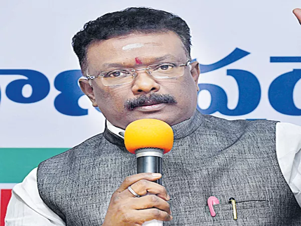 Dasoju Sravan Comments on KCR - Sakshi