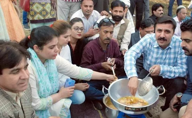 Journalist Follows Modi Manta In Pakistan Make Pakoras Protest Against PTI Govt - Sakshi