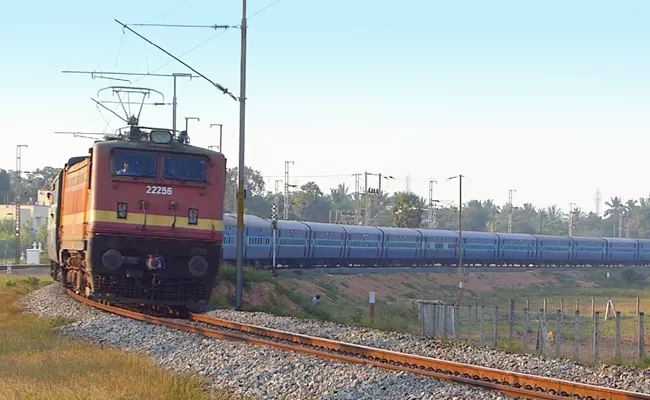 Bomb Threat On Tamil Nadu Express Train - Sakshi