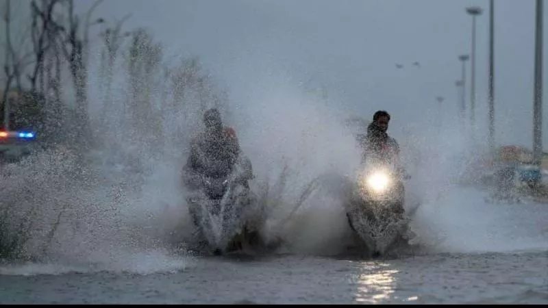 Heavy Rain Lashes Chennai Schools  Colleges To Remain Shut Today - Sakshi