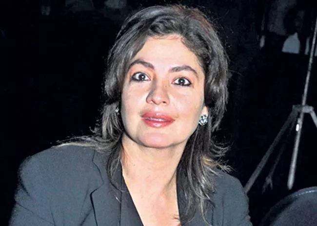 POOJA BHATT REVEALS ONCE A MALE FRIEND GRABBED HER BREAST AT AIRPORT - Sakshi