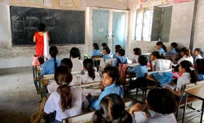 Students In Delhi Schools Asked To Recite Gayatri Mantra - Sakshi