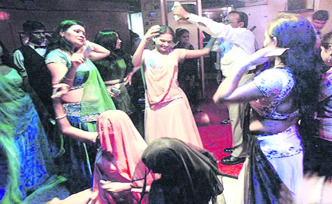 North Indian Bar Dancers In Karnataka Pubs And Clubs - Sakshi