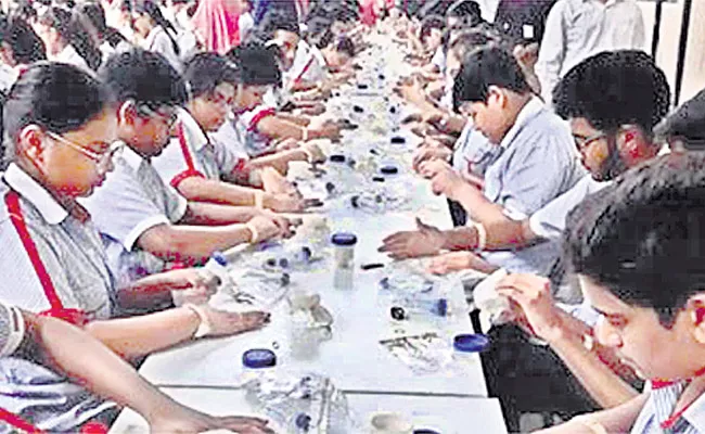 550 Lucknow Students Set Guinness Record - Sakshi