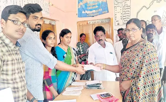 Rythu Bandhu Cheques Distribution Medak - Sakshi