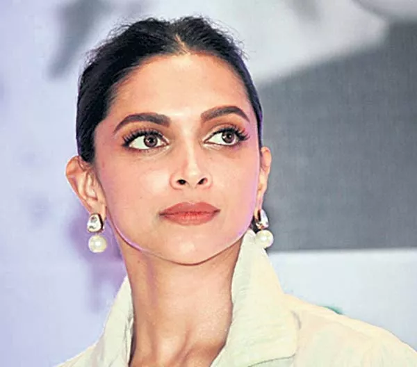 Deepika Padukone no longer a part of Vishal Bhardwaj's film - Sakshi