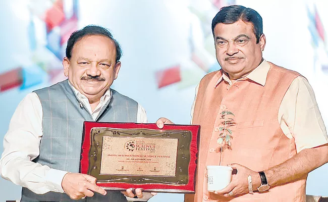 Nitin Gadkari and Harshvardhan In IISF Closing Ceremony - Sakshi