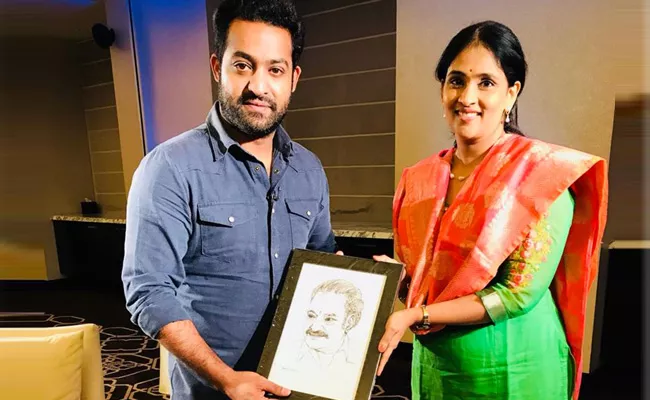 Gayatri Bhargavi Gave Gift To Jr NTR - Sakshi