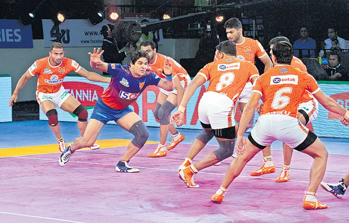  Bengaluru Bulls beat Patna Pirates 43-41 - Sakshi