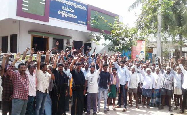 Villagers Protest Against Highway Constructions East Godavari - Sakshi