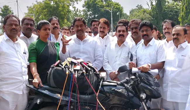 YSRCP Leaders Meet Governor Narasimhan Over Murder Attempt On YS Jagan - Sakshi